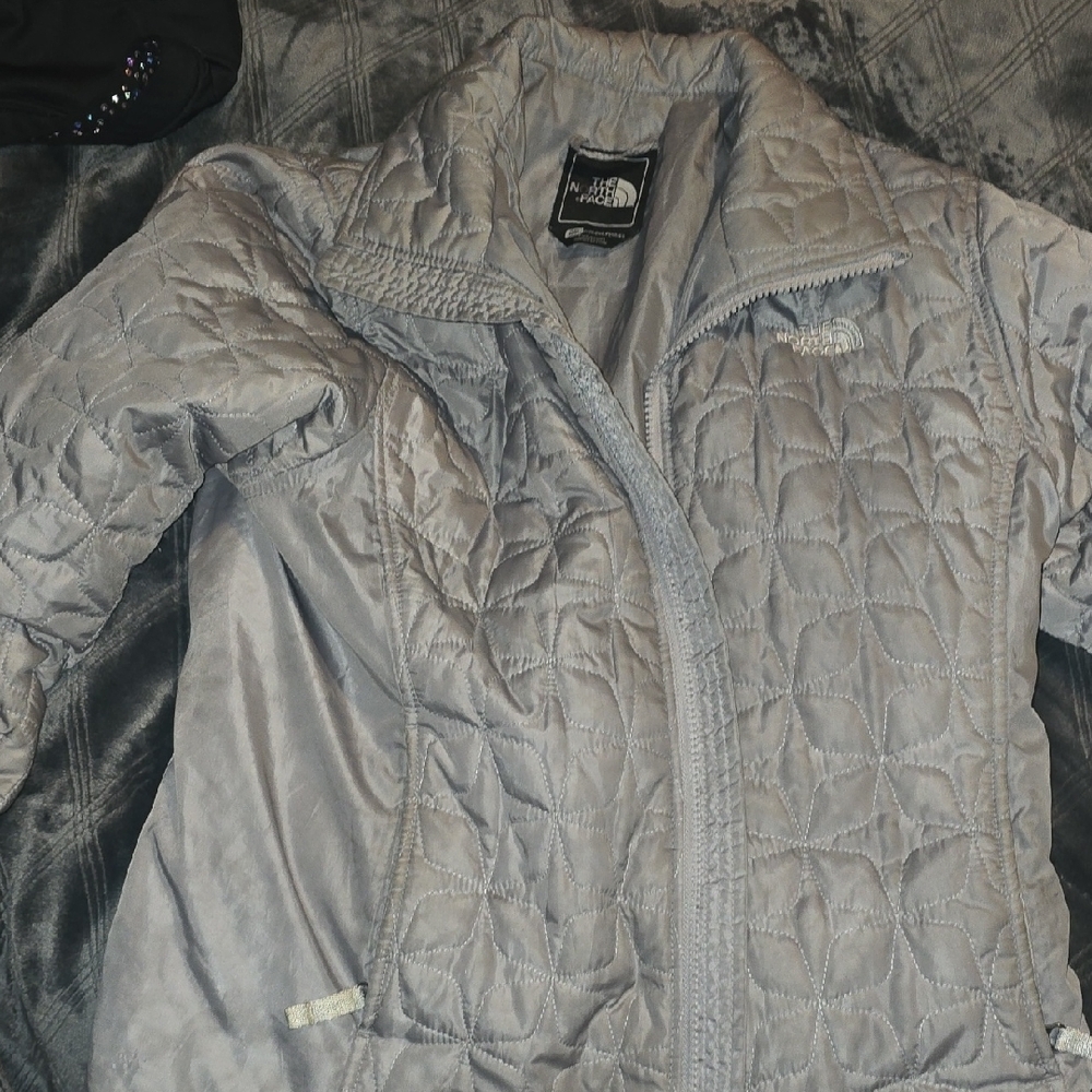 The North Face Gray Puffer Jacket Lightweight Quilted Design